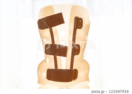 側弯症 背骨 腰の樹脂製コルセットの背面 122097938