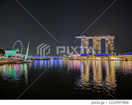 マリーナベイサンズとシンガポールフライヤーの夜景 122097966