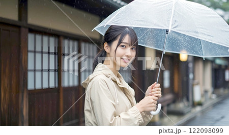 傘をさす女性 122098099