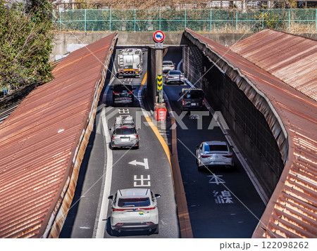 首都高速都心環状線(築地川区間)の大規模更新事業により撤去される「同方向車道間の橋脚」 首都高速都心環状線(築地川区間)の大規模更新事業により撤去される「同方向車道間の橋脚」 122098262