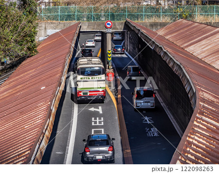 首都高速都心環状線（築地川区間）の大規模更新事業により撤去される「同方向車道間の橋脚」 122098263