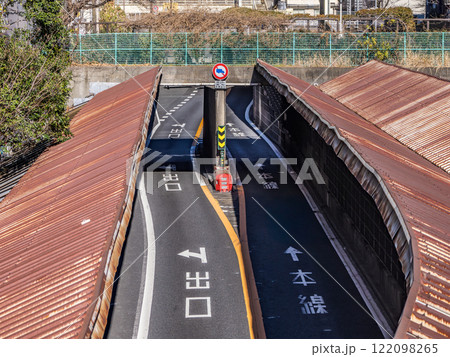 首都高速都心環状線（築地川区間）の大規模更新事業により撤去される「同方向車道間の橋脚」 122098265