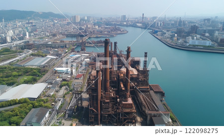 日本の河川沿いにある錆びた煙突が印象的な製鉄工場を上空からのアングルでリアルに描いたAI生成画像 日本の河川沿いにある錆びた煙突が印象的な製鉄工場を上空からのアングルでリアルに描いたAI生成画像 122098275