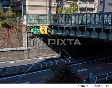 首都高速都心環状線（築地川区間）の大規模更新事業により撤去される「同方向車道間の橋脚」の予告標識 122098816