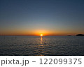 海に沈む夕日 122099375