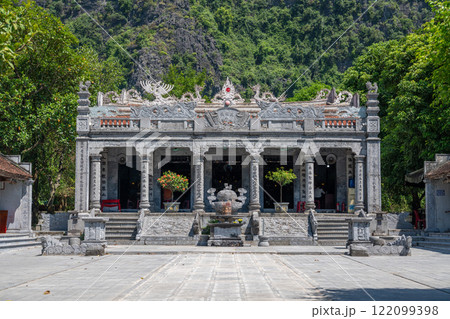自然に囲まれたベトナムの寺院　Thai vi temple 122099398