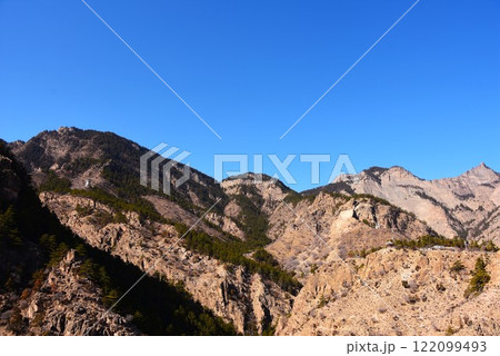 朝日を浴びる賀蘭山の山並み 朝日を浴びる賀蘭山の山並み 122099493