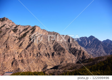 朝日を浴びる賀蘭山の山並み 朝日を浴びる賀蘭山の山並み 122099496