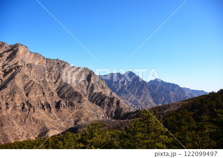 朝日を浴びる賀蘭山の山並み 122099497