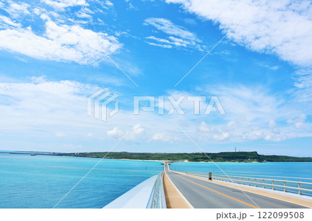 沖縄　青空と海の伊良部大橋 122099508