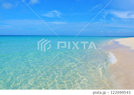 沖縄　宮古島　与那覇前浜の青空と海 122099543