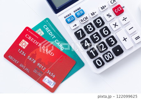 クレジットカードと電卓 クレジットカードと電卓 122099625