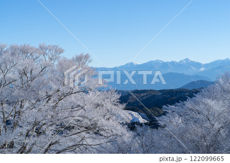 霧氷した木々と冠雪した南アルプスの山々 122099665