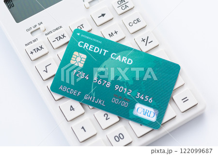 クレジットカードと電卓 122099687