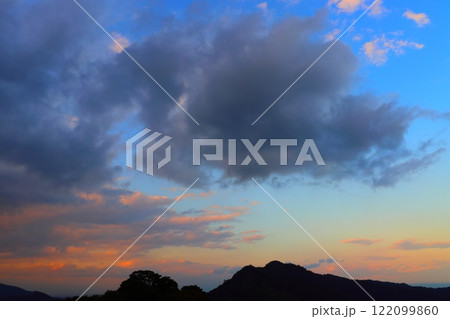 夕焼け空　雲　山地 122099860