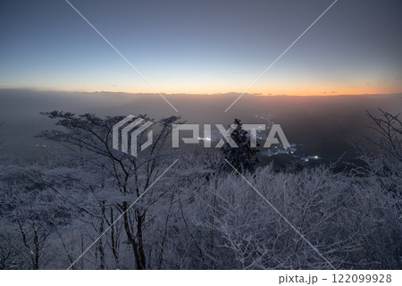 日の出を待つ霧氷の森 日の出を待つ霧氷の森 122099928