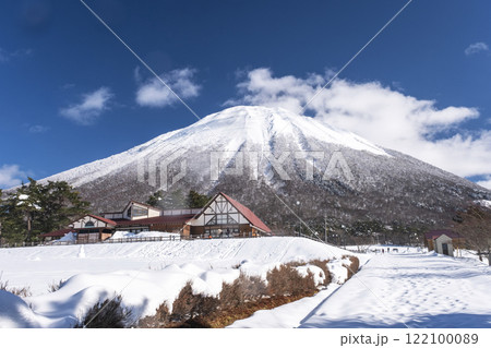大山の雪景色 (大山まきばみるくの里付近から) 大山の雪景色 (大山まきばみるくの里付近から) 122100089