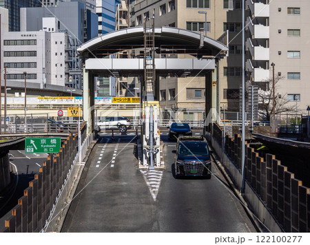 「新京橋連結路」の建設により廃止される首都高速・京橋入口 122100277