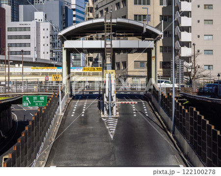 「新京橋連結路」の建設により廃止される首都高速・京橋入口 122100278