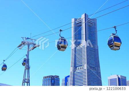 神奈川県横浜市、横浜ランドマークタワーと横浜エアキャビンの風景 122100633