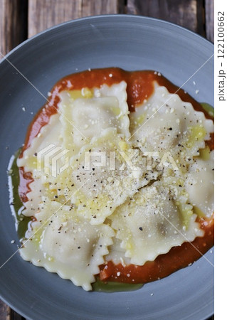 トマトソースで食べるラビオリ 122100662