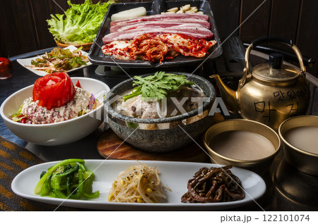 韓国料理の食卓 122101074