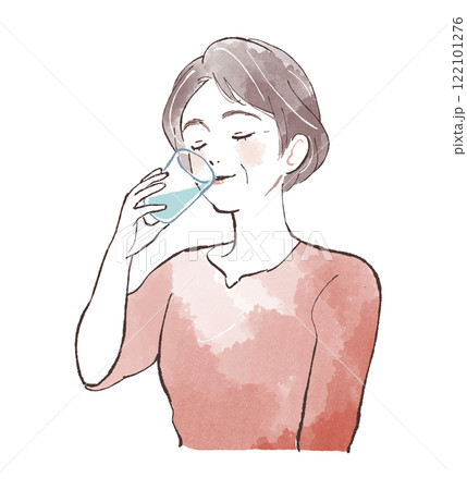 コップで水を飲む女性 122101276