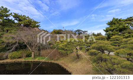横浜市の名勝地の三渓園・三渓園の冬 122101313