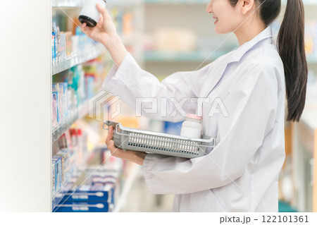 薬局・病院・ドラッグストアで働く薬剤師(処方箋・薬・サプリメント) 薬局・病院・ドラッグストアで働く薬剤師(処方箋・薬・サプリメント) 122101361