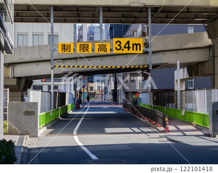首都高速の高架と交差する道路の高さ制限「制限高3.4m」 122101418