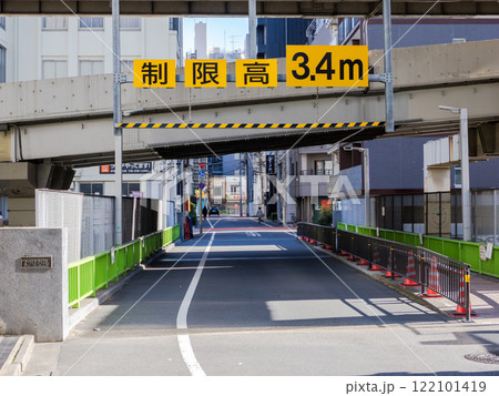 首都高速の高架と交差する道路の高さ制限「制限高3.4m」 122101419