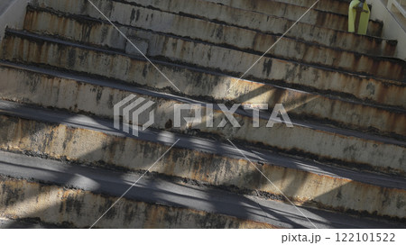 歩道橋の階段 122101522