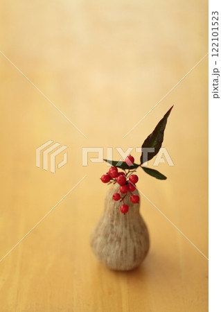 小さな花器に飾った南天 122101523