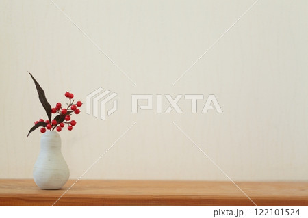 小さな花器に飾った南天 122101524