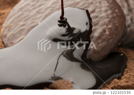 チョコパイにトロトロのチョコソースをかける チョコパイにトロトロのチョコソースをかける 122101530