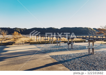 静岡県島田市の大井川に架かる木造の長い橋「蓬莱橋」 静岡県島田市の大井川に架かる木造の長い橋「蓬莱橋」 122101682