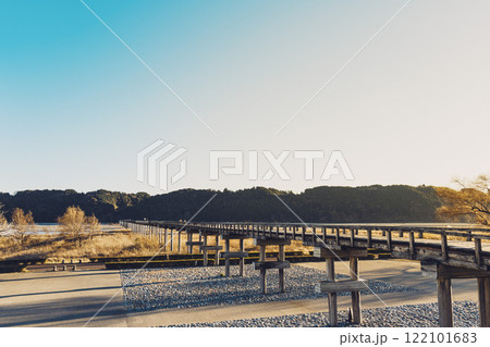 静岡県島田市の大井川に架かる木造の長い橋「蓬莱橋」 122101683