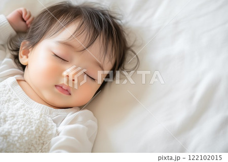 かわいい顔で眠る赤ちゃん かわいい顔で眠る赤ちゃん 122102015