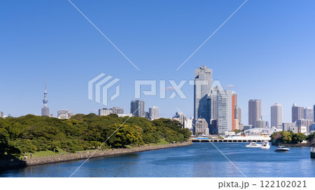 東京湾の海岸の風景　築地や浜離宮 122102021