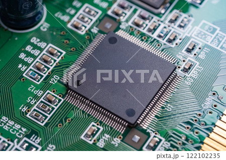 コンピューターマザーボードの高解像度クローズアップ写真 122102235