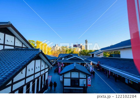秋晴れを背景に紅葉風景　桜の馬場　城彩苑園内風景「お城まつり(秋のくまもとお城まつり)(竹あかり)」 122102284