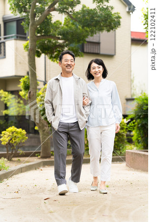 散歩をする熟年夫婦　ライフスタイルイメージ	 122102411