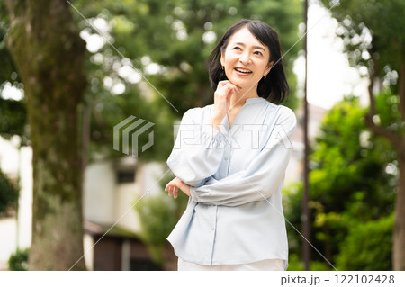 外で立っているミドル女性 ライフスタイルイメージ 外で立っているミドル女性 ライフスタイルイメージ 122102428