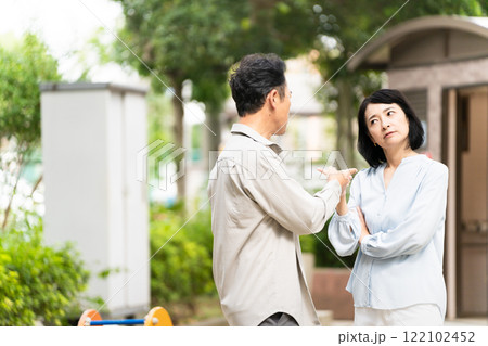 喧嘩をする熟年夫婦　ライフスタイルイメージ	 122102452