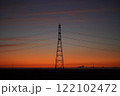 夕焼けに染まる送電線 122102472