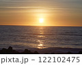 海に沈む夕日 122102475