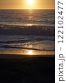 海に沈む夕日 122102477