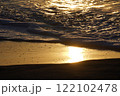 黄金色に輝く波 122102478