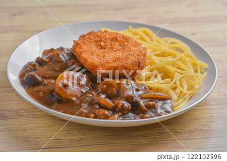 カレーコロッケパスタ 122102596