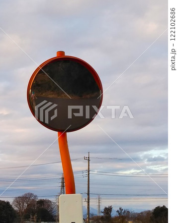 カーブミラーのある田舎道　　冬の夕方 122102686